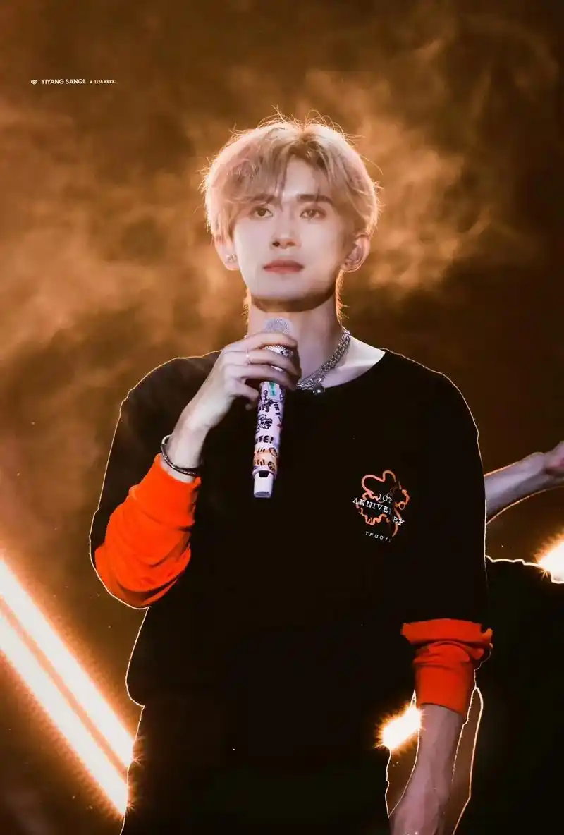 易烊千玺 #unpredictable 最近手机全是演唱会 - 抖音