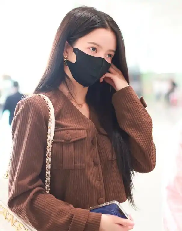 刘些宁身穿棕色套装现身机场 长发披肩气质出众