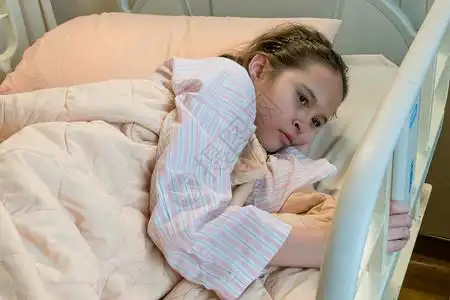 生病住院的小女孩图片