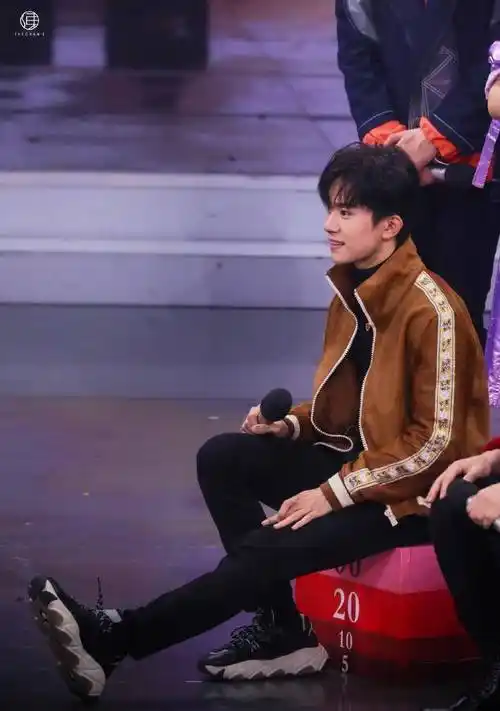 易烊千玺在中戏图书馆学习,他挑了个很偏的位置,光线不太好_照片_中国