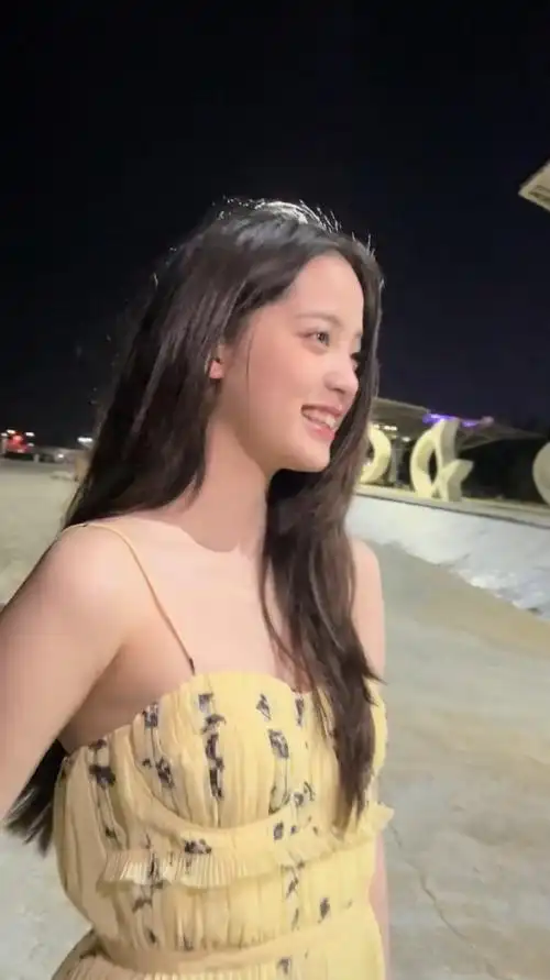 欧阳娜娜穿吊带长裙笑容甜美俏皮可爱