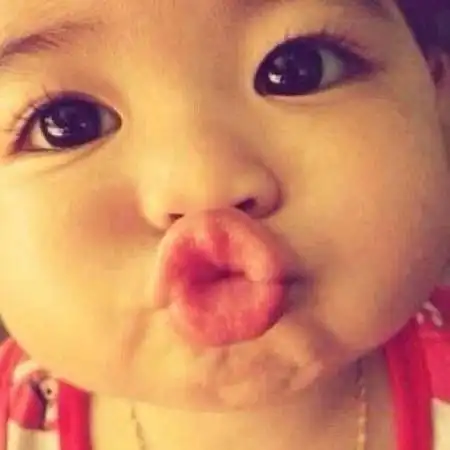 找一张一个小朋友嘟嘴的图片,嘴巴嘟的很大很可爱的,我要原图