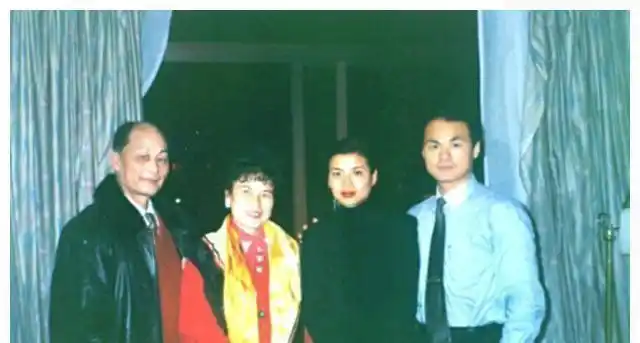 当然,坊间也有传闻表示,张也与年长自己十一岁的香港导演关锦鹏结过婚