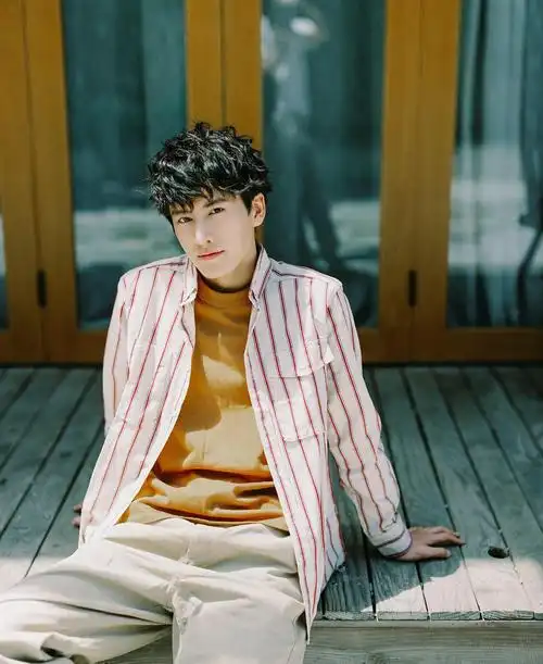 日前,演员赵越曝光一组时尚写真,照片中他身着清爽条纹衬衫,内搭圆领