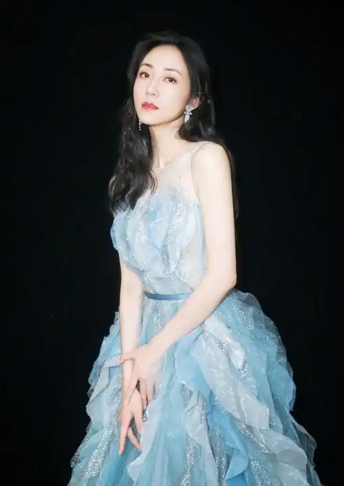 韩雪冷艳气质太加分穿蓝色亮片裙清冷高雅化浓妆更有韵味