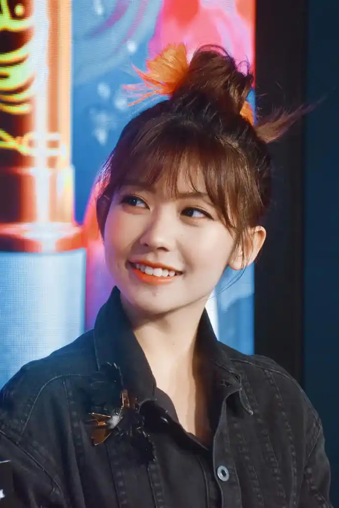 赖美云卖起萌来,也是比较呆萌,惹人怜爱.