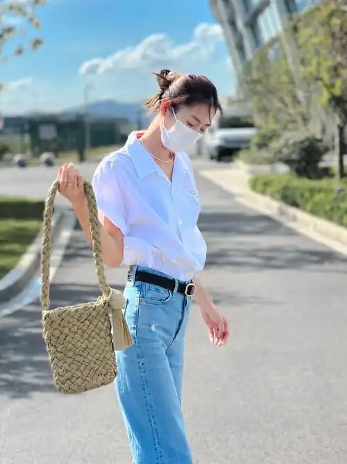 刘雯蓝白搭配清爽夏日