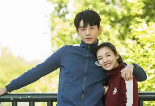 唯独吴倩和她老公一样被浪潮拍在沙滩上,吴倩签约公司后受到华策力捧