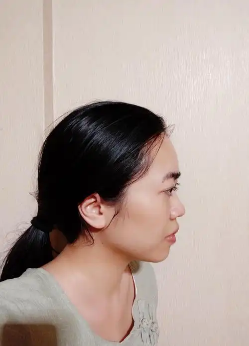 平时戴眼镜…这是纯素现拍的(感觉是很标准的侧面