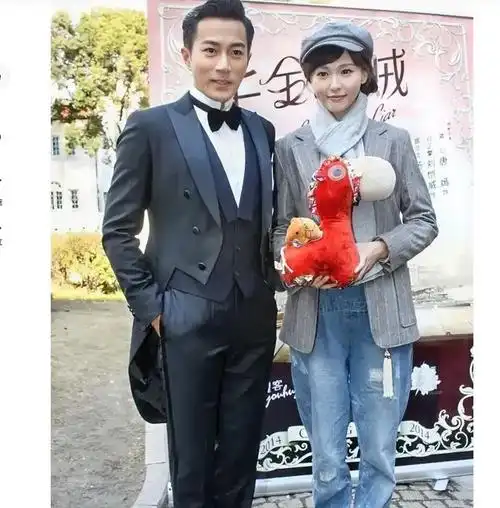 右边的是唐嫣左边的是谁穿个燕尾西装看上去比罗晋还帅气