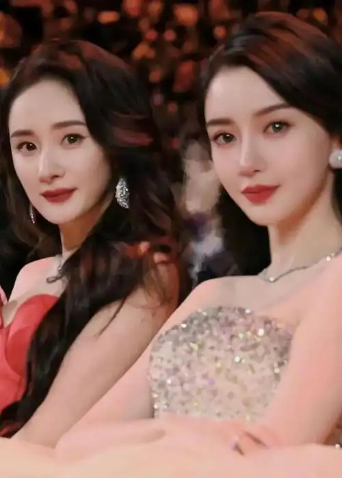 赵丽颖戴五千万珠宝现身名利场对比杨幂不合群的她才最清醒