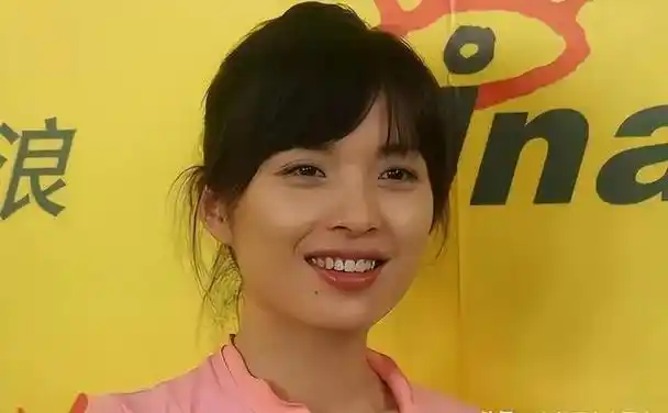 靳东妻子:从影到家庭的完美转变,现年47岁仍光彩照人