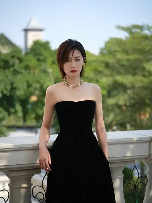 万茜这次出席活动选择了黑色修身长裙搭配红唇简直太惊艳而且气场全开