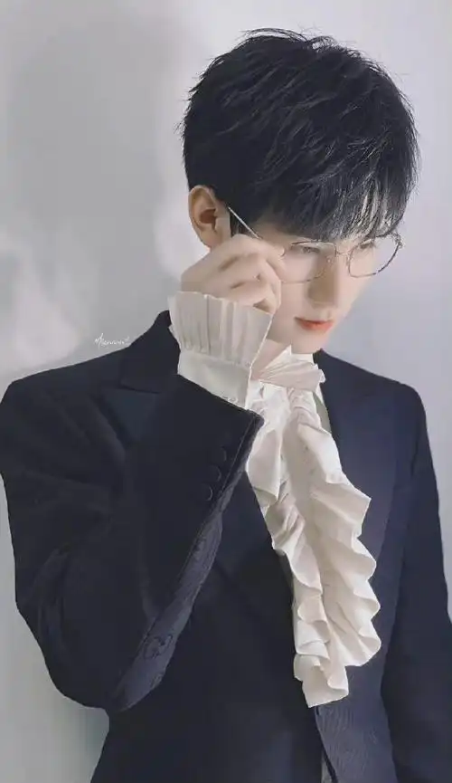 张真源夏天的夜晚随拍#张真源更博晒自拍:路过了夏天的夜晚金丝眼档