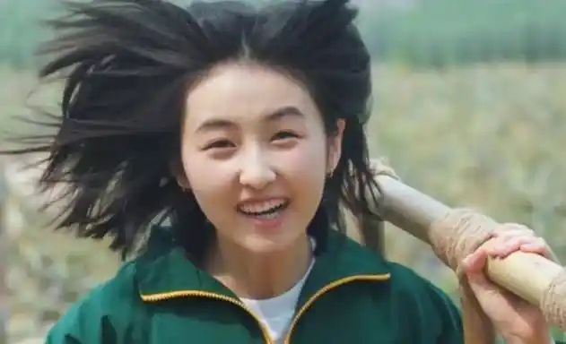 原创向往的生活都穿拖鞋去田地谁注意张子枫的穿法男女差别明显