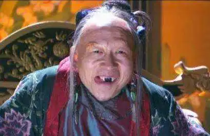 就像在《神雕侠侣》中饰演的"裘千尺",在刚看到他的一瞬间就觉得"丑"