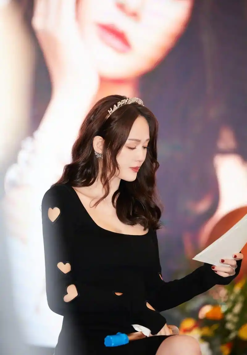 陈乔恩黑色连衣裙甜美笑容写真