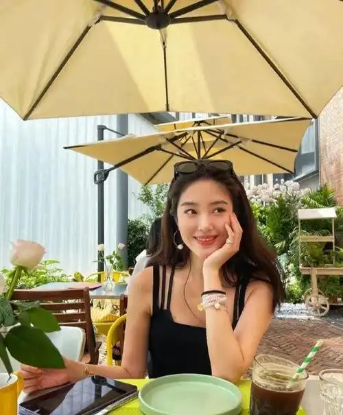 杨采钰身穿黑裙大秀事业线肤白貌美大长腿太性感撩人