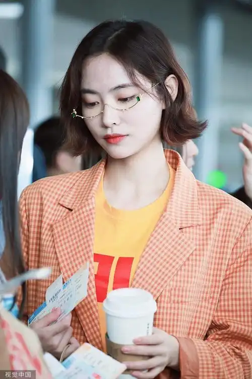 组图:许佳琪短发配休闲西装干净利落 戴单边镜框个性十足