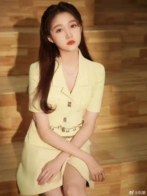 关晓彤真的很适合"拌嫩",身穿奶油黄连衣裙搭配黑色皮靴,"反季节"穿搭