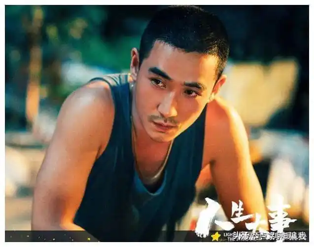 朱一龙新电影演技愈发炸裂,一人千面朱一龙何时超越梁朝伟_人物资讯