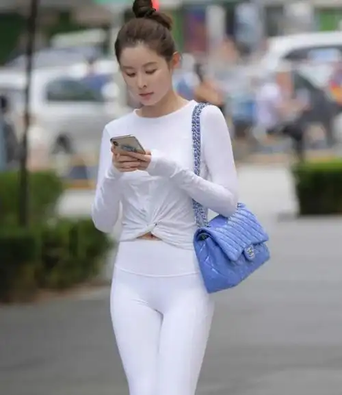 白色健美裤这么穿,可以帮你藏起身材上的尴尬之处|运动裤|运动鞋|穿搭