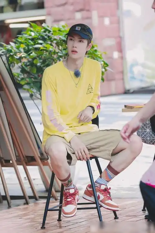 王一博到底有多帅看到他踩滑板被男神腿上的红块块撩到