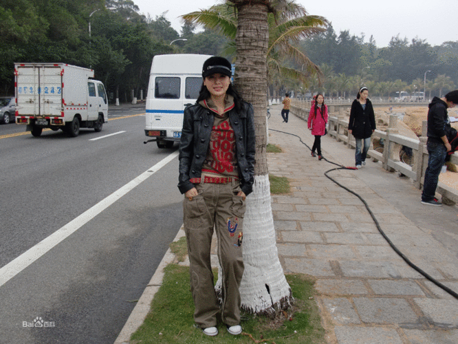 邓英表现得极其到位,将这两种牛仔的复古情感完美的展现在了摄影师