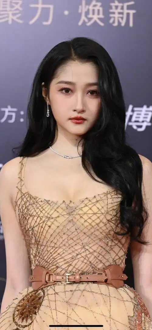 视界大会女明星生图状态##关晓彤红毯问今天头发和衣服是搭的吧