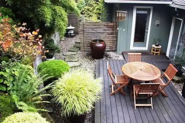 现代感花园设计,用高砖墙进行区域划分,让景致层次更丰富.