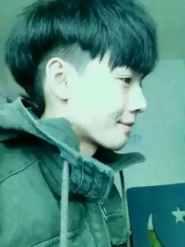 男生剪刘海两边剃空 两边推光中间平刘海阳光帅气风范 - 发型设计