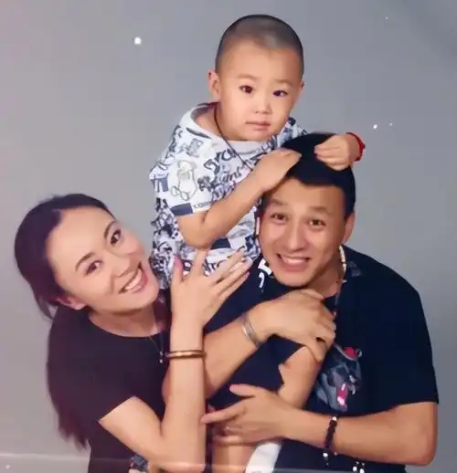 回顾毛乐拍戏受伤卧床7个月妻子对其不离不弃一家三口其乐融融