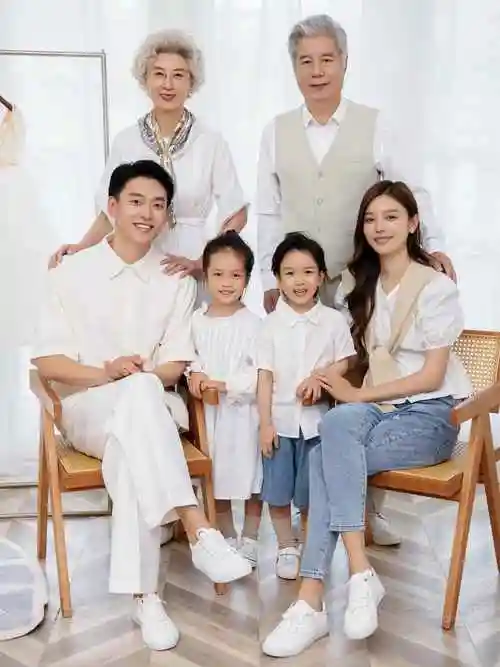 干净温馨92简约高级的一家六口全家福