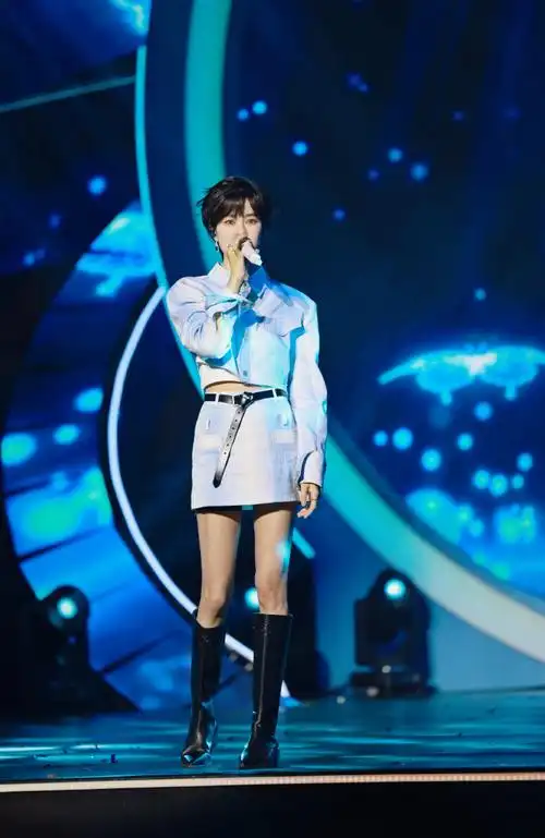 郁可唯超话#听live听郁可唯#@郁可唯姐姐今晚演出现场美图来啦!