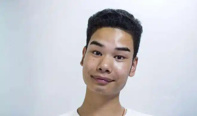 因为小吴那奇特的发际线和鬓角还有那非常搞笑的眉毛