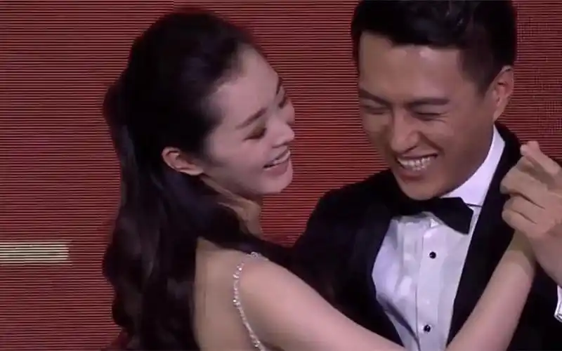 靳东搂着宋轶贴身跳舞,有谁注意到他手放在哪?人品如何一目了然