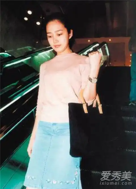 在3月份,朱丽倩还被港媒拍到出入美容院的照片.