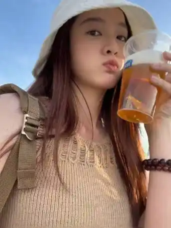 张雪迎音乐节新造型,卡其色背心展现甜美复古风情