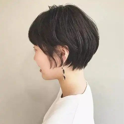 黑色的露耳短发发型,头发短又清爽,看起来简单又不失时尚感,特别有型