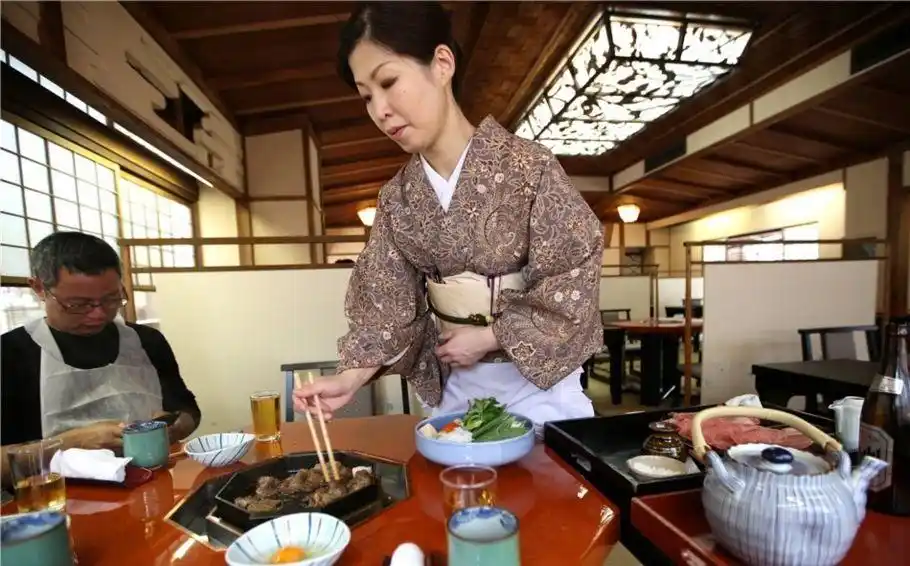 外国人问:为什么中国人的礼仪不如日本人和韩国人的严格?