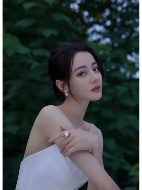 迪丽热巴个人资料:也太过于低调做人和低调做事了