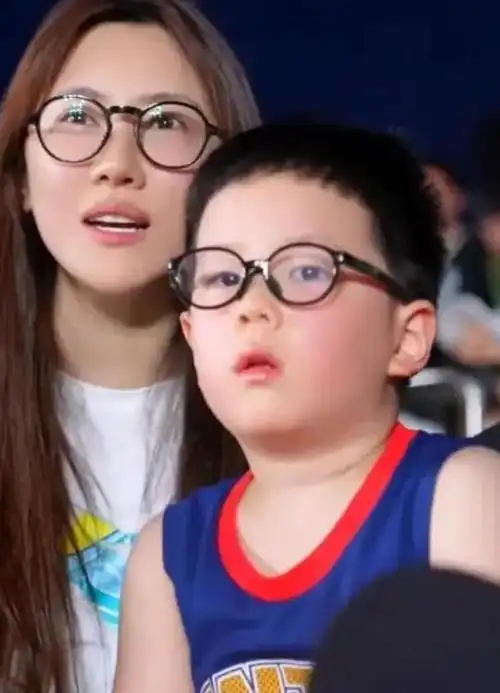 7月8日,宋丹丹儿子巴图在个人社交平台分享出一段视频,视频中巴图幸福