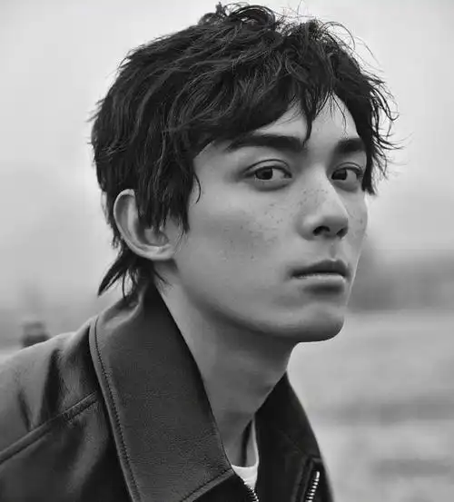 吴磊留长发,雀斑妆,看起来有点憔悴!