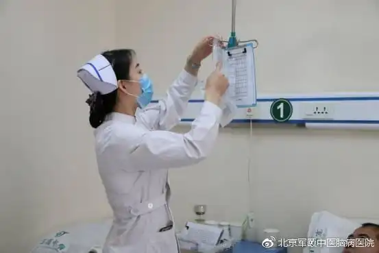 常立伟在病房为患者输液