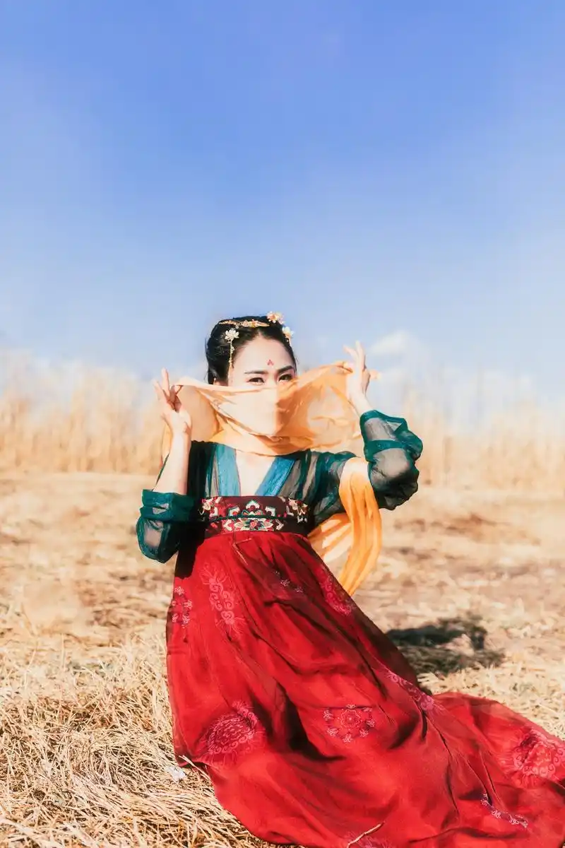 蒙面美女出现 是惊艳型还是耐看