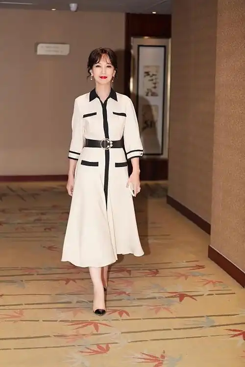 冻龄美女赵雅芝真是被时光优待身穿蓝色长裙优雅又端庄