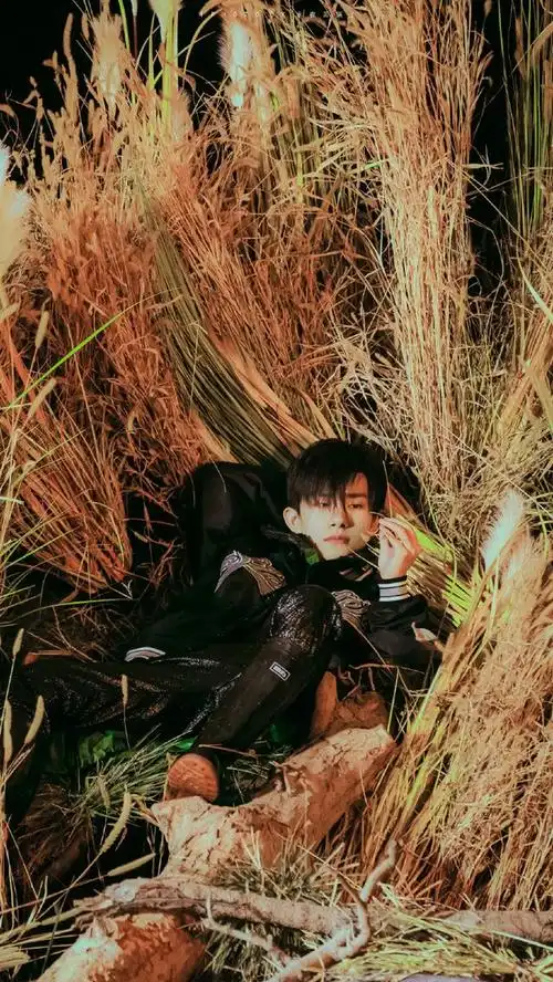 易烊千玺神仙美图九宫格来袭 秋日少年温暖上线