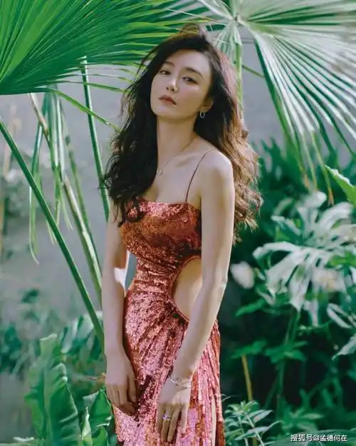 原创这谁能顶得住呢44岁秦岚身材真叫人窒息啊