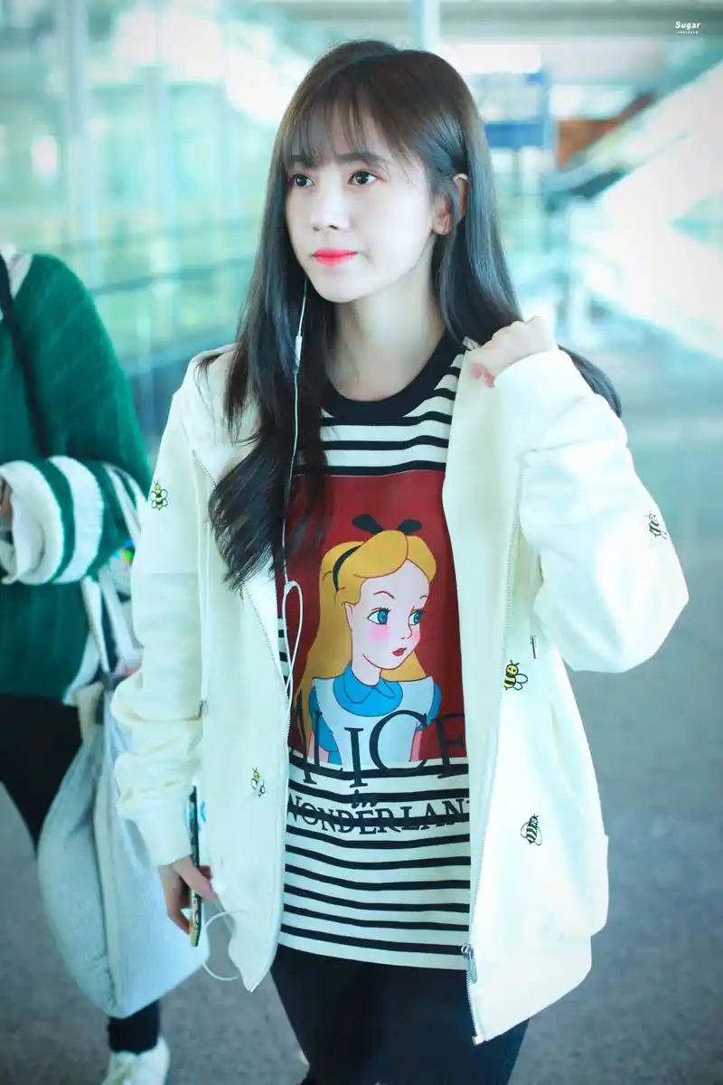 鞠婧祎穿白色卫衣现身机场,皮肤白皙面带微笑