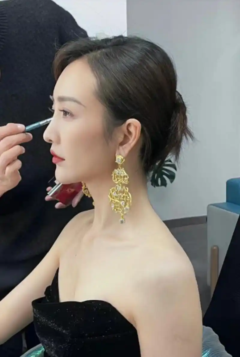 王鸥一袭黑色抹胸裙侧颜出镜,真是太美了